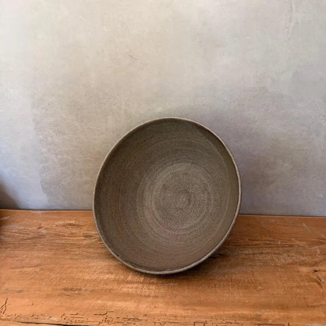 Handgetöpferte Keramik-Salatschüssel AREIA Natural Salt & Pepper, Seitenansicht, ⌀ 28 cm, gesprenkelter Ton, matte Glasur, auf rustikalem Holztisch