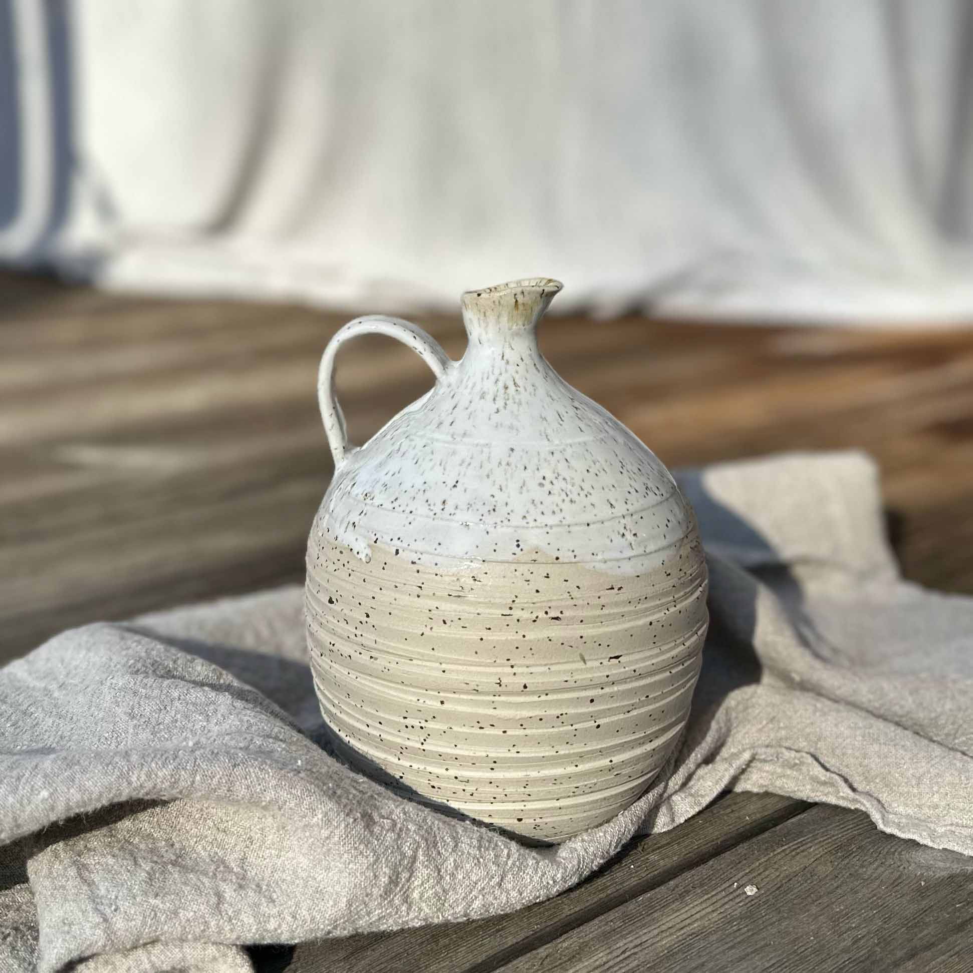 Keramikvase, Henkelvase, Kugelform mit schmaler Öffnung, Bohemian white