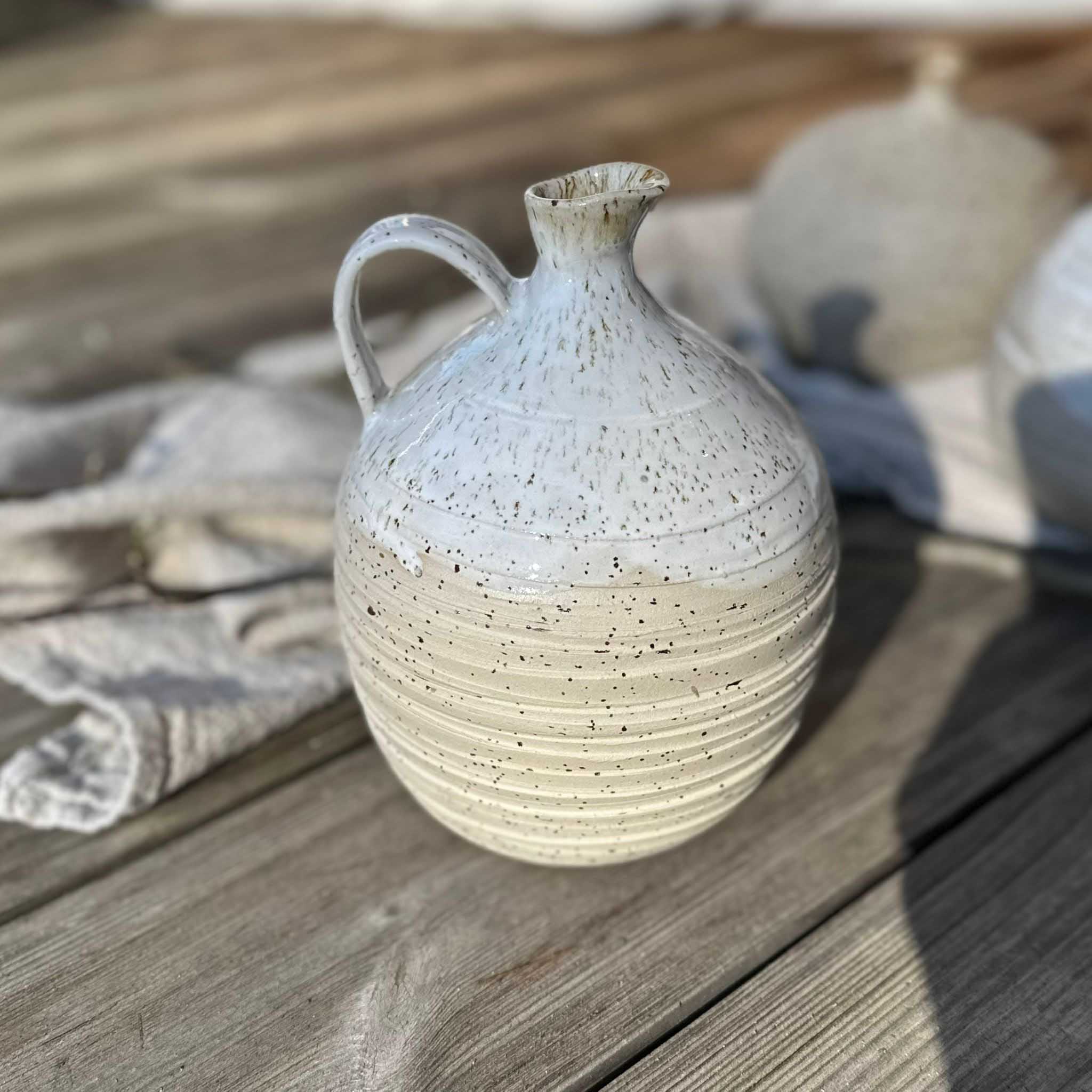 Keramikvase, Henkelvase, Kugelform mit schmaler Öffnung, Bohemian white