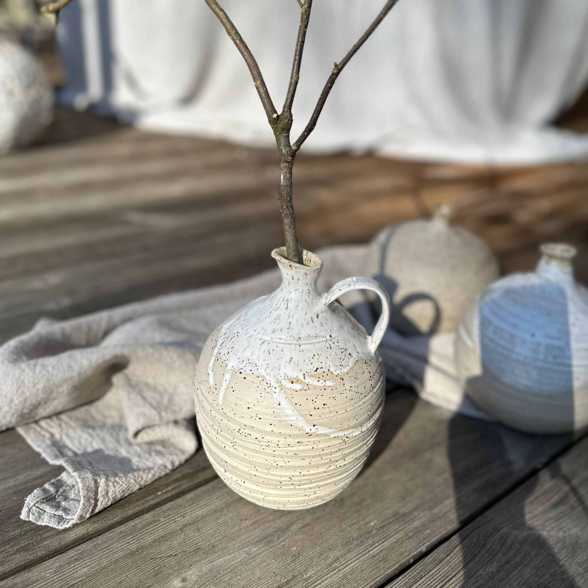 Keramikvase, Henkelvase, Kugelform mit schmaler Öffnung, Bohemian white