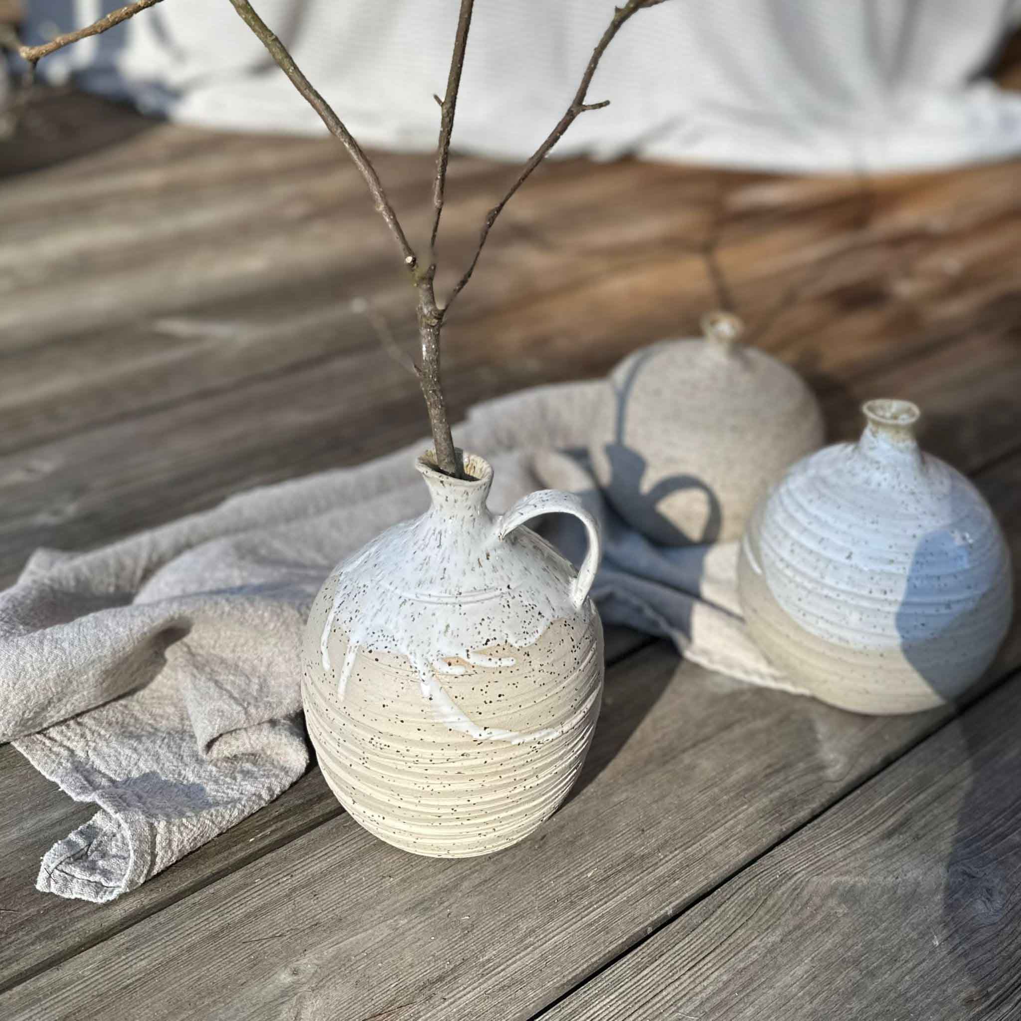 Keramikvase, Henkelvase, Kugelform mit schmaler Öffnung, Bohemian white