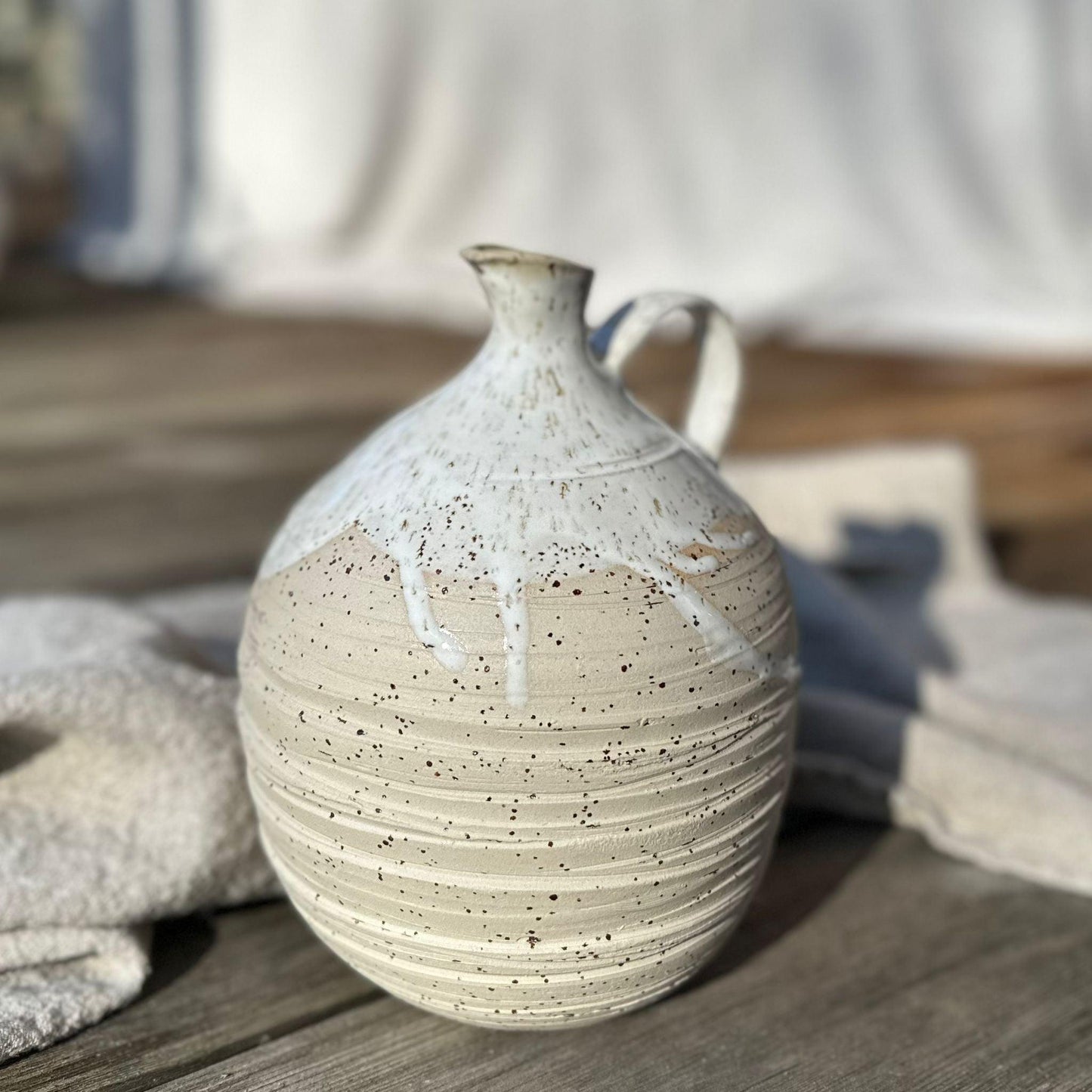Keramikvase, Henkelvase, Kugelform mit schmaler Öffnung, Bohemian white