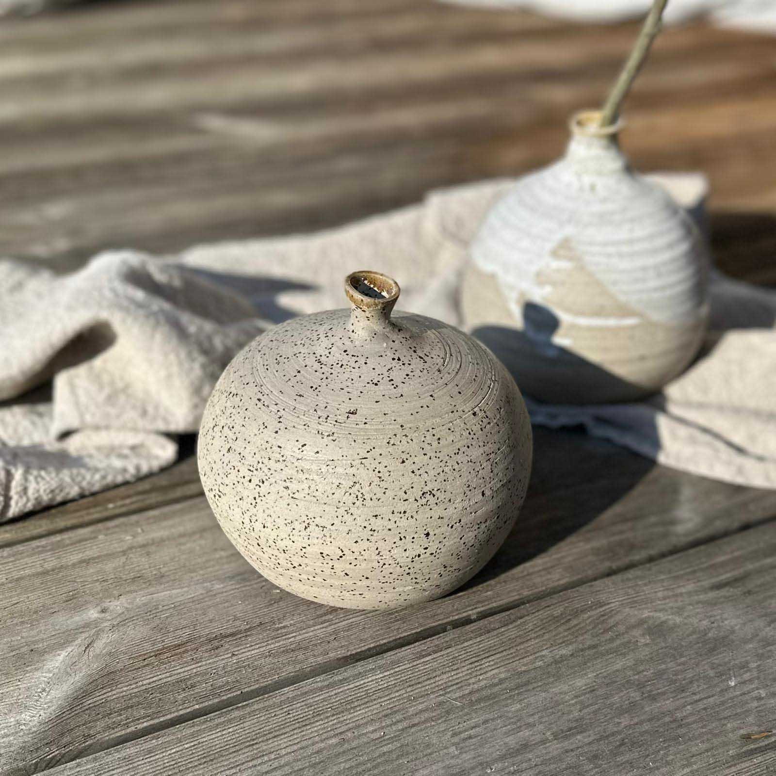 Luftballonvase, außen unglasiert. Höhe 15 cm. Beiger Steinzeugton.