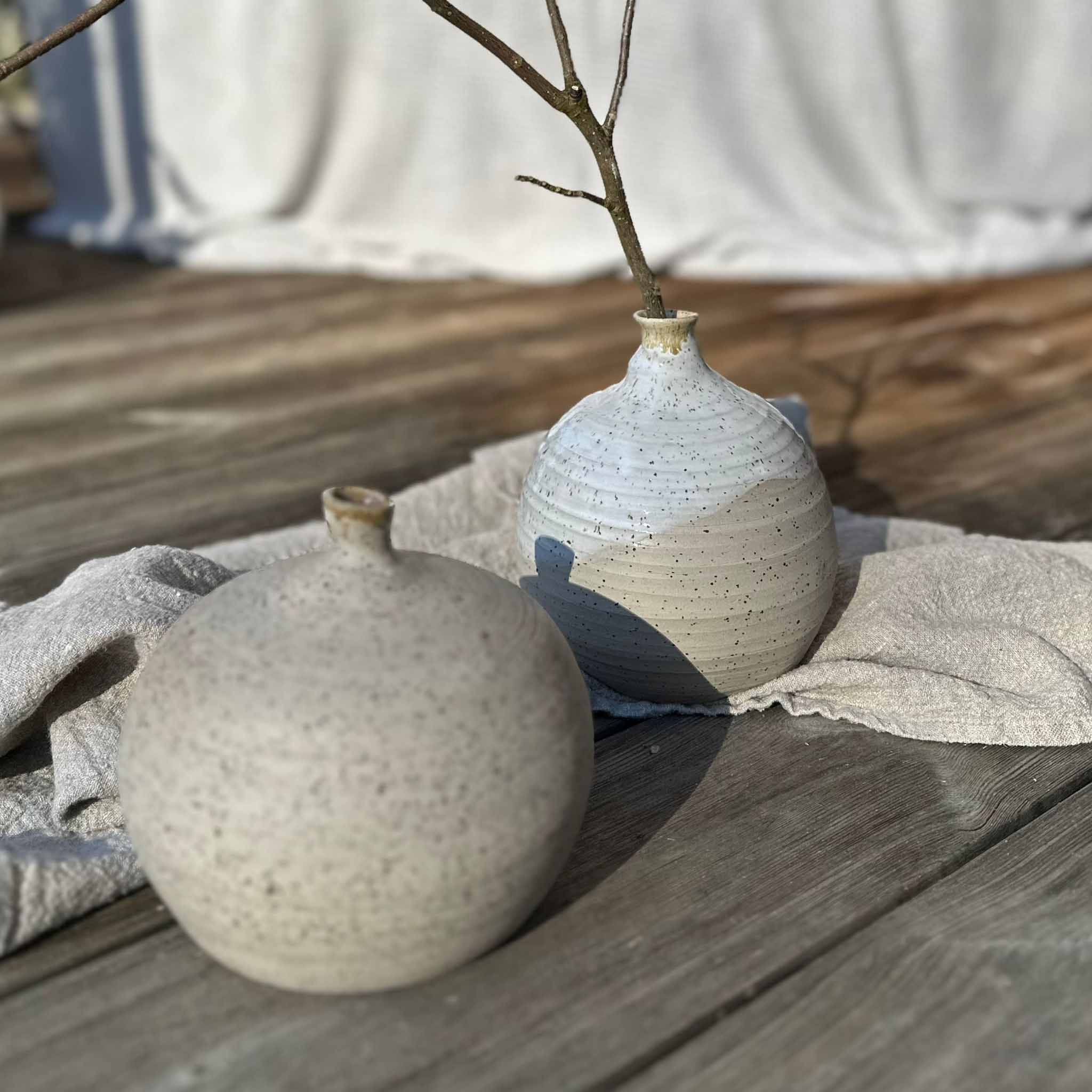 Luftballonvase, außen unglasiert. Höhe 15 cm. Beiger Steinzeugton.