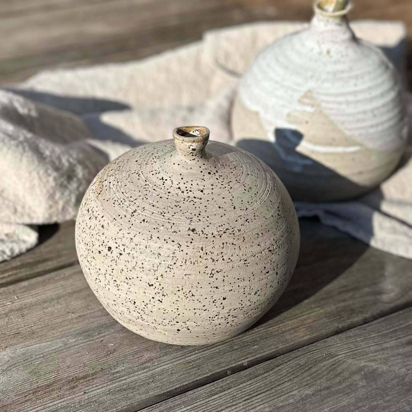 Luftballonvase, außen unglasiert. Höhe 15 cm. Beiger Steinzeugton.