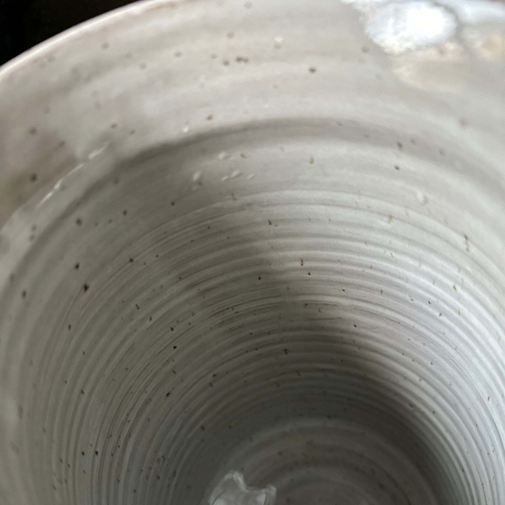 Keramikvase, grau mit weiß und schwarzer Glasur, 2l, Innenansicht