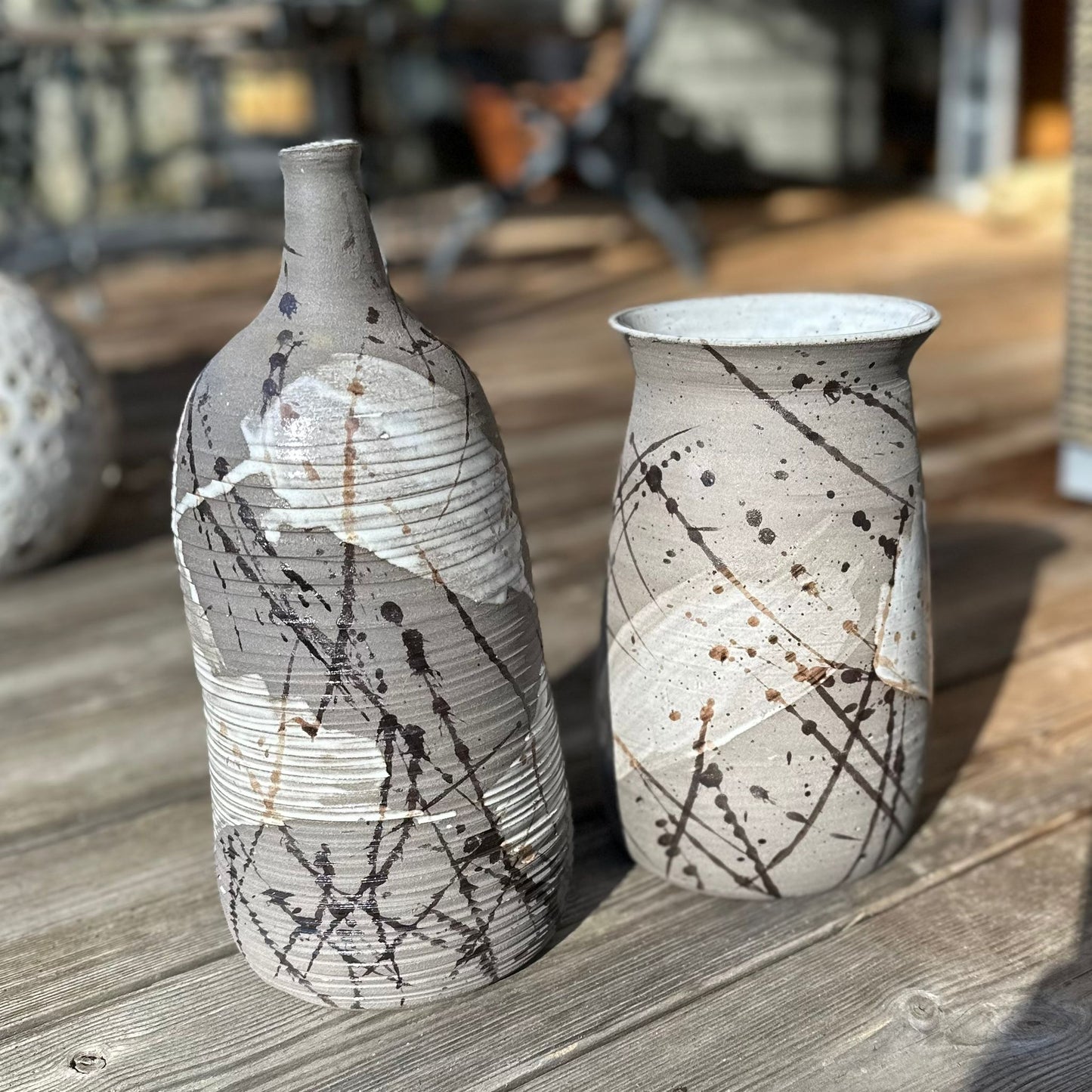 Vase, Grauer Steinzeugton mit schwarzer und weißer, glänzender Keramikglasur.