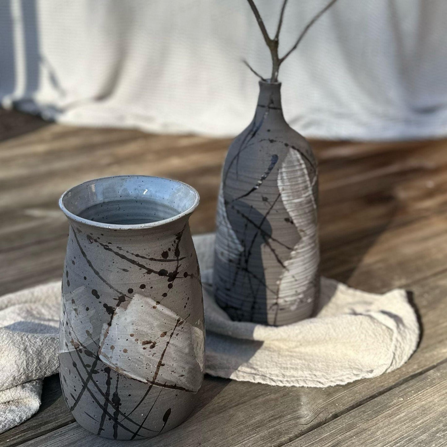 Vase, Grauer Steinzeugton mit schwarzer und weißer, glänzender Keramikglasur.
