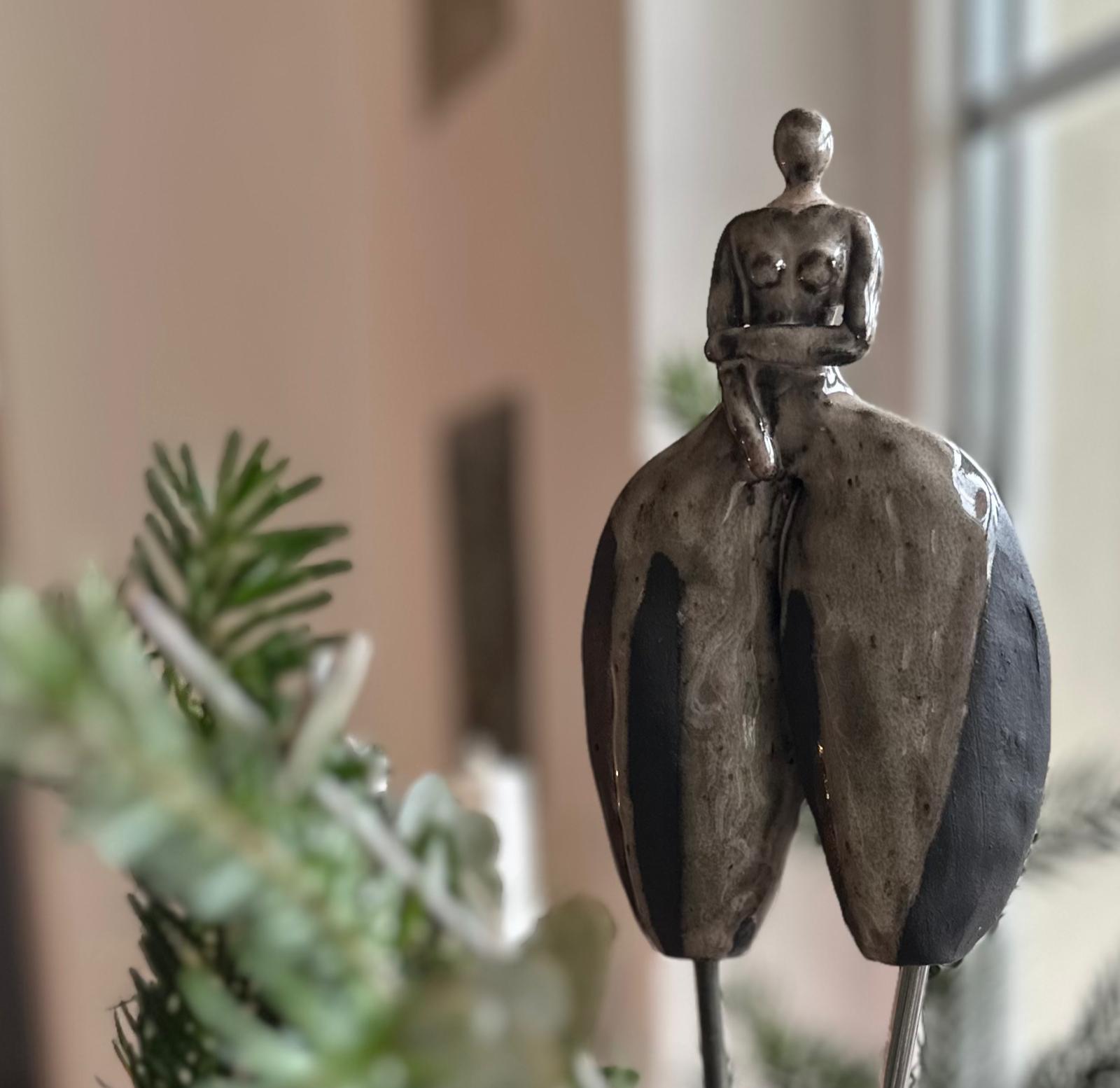 Dame mit Unterkörper wie Herz aus Keramik auf Stahlständer