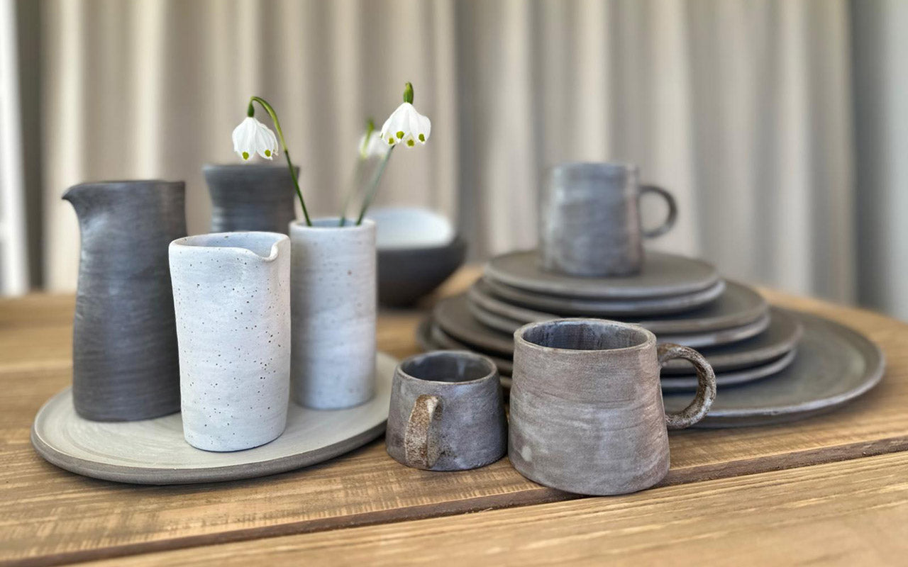 Keramikgeschirr AREIA auf Holztisch