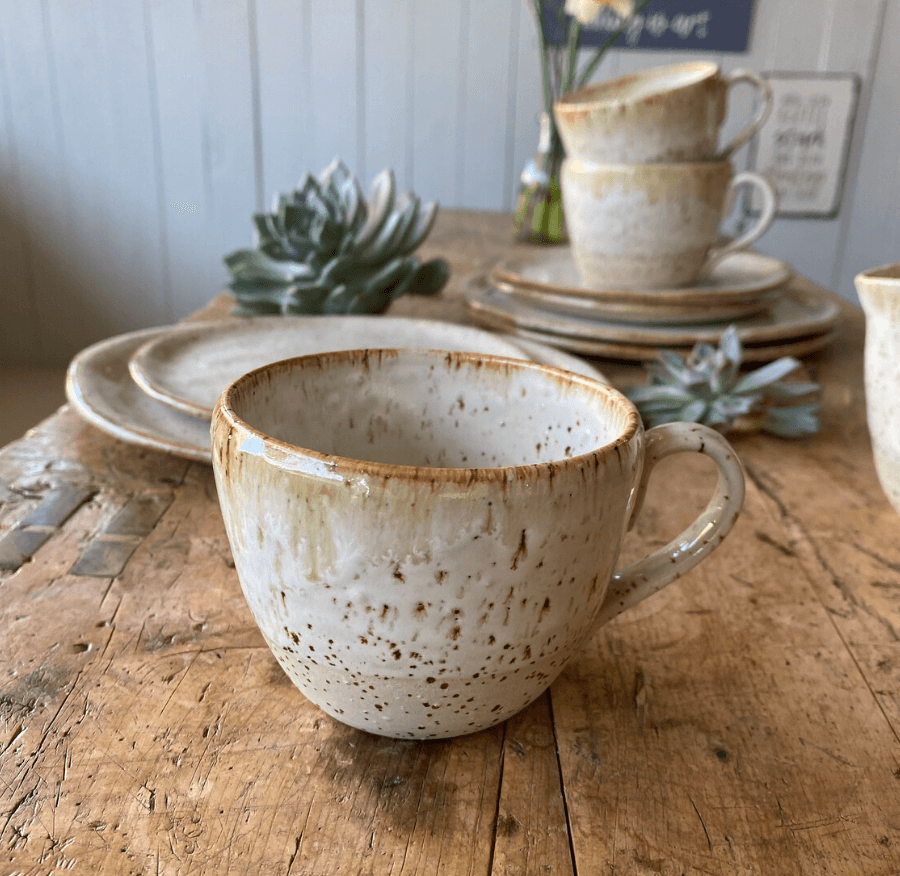 Dessertteller, Untertasse und Kaffee- oder Teetasse aus der Serie Bohemian white