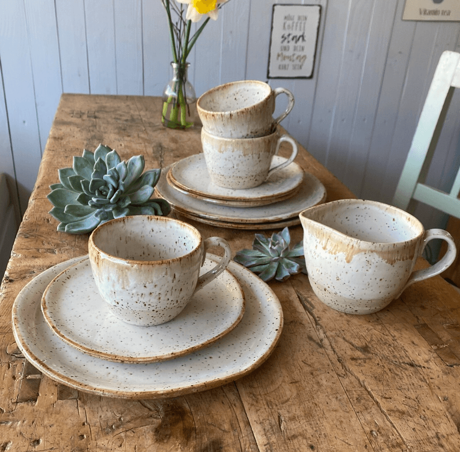 Dessertteller, Untertasse und Kaffee- oder Teetasse aus der Serie Bohemian white