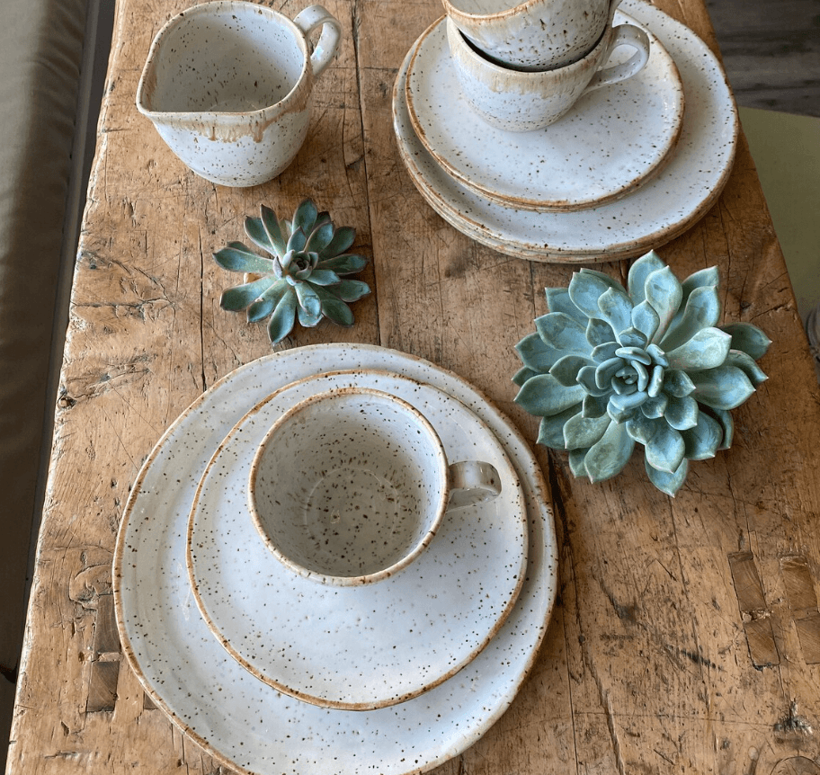 Dessertteller, Untertasse und Kaffee- oder Teetasse aus der Serie Bohemian white