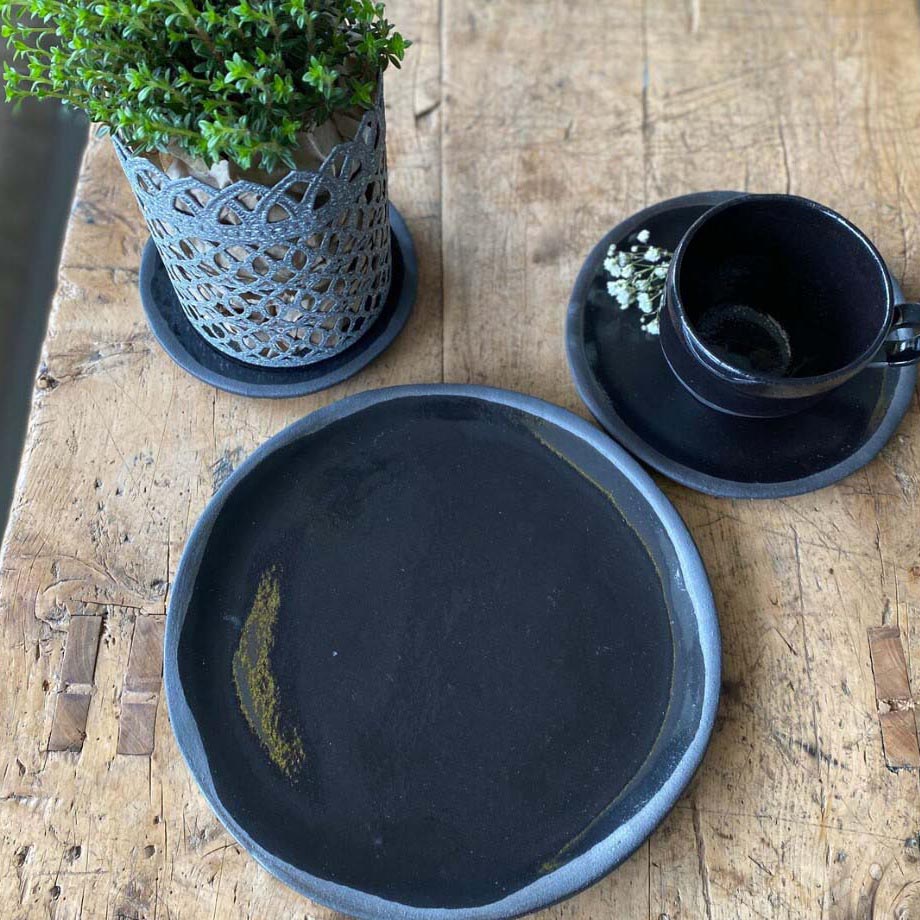 Teller (groß) zur Serie Jolo schwarz, schwarze Glasur, glänzend, Durchmesser 22 - 23 cm