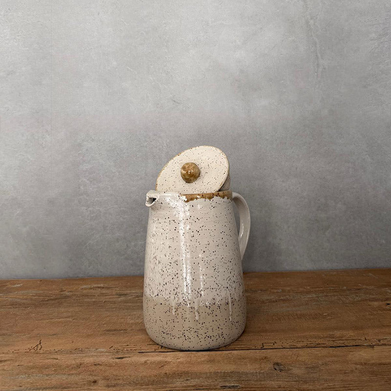 Detailansicht BOHEMIAN White Kanne, Deckel leicht geöffnet, weiße Glasur auf Steinzeug