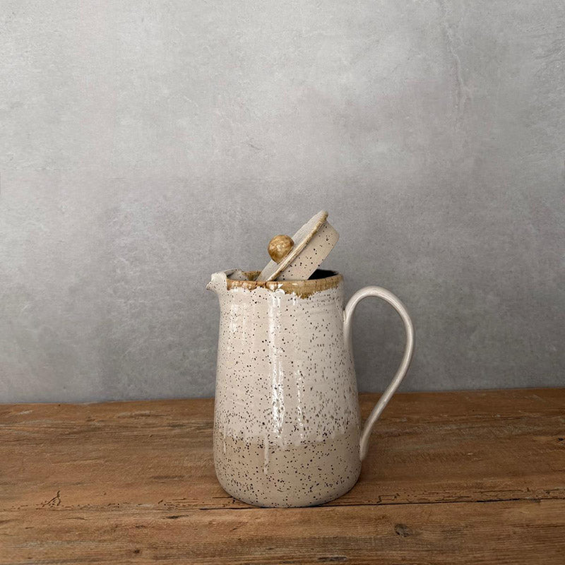 Handgemachte Keramikkanne aus Steinzeug mit Deckel, weiße Glaa
SUR mit Spots im Ton 1,5 Liter