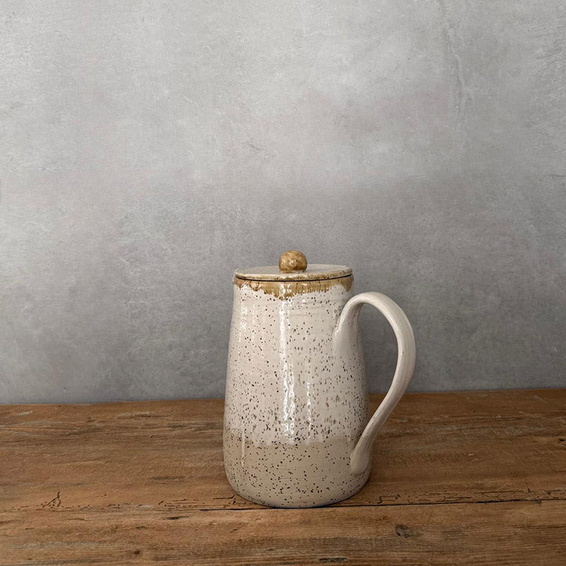 BOHEMIAN White Keramikkanne frontal, weiße Glasur, gesprenkelte Steinzeugmasse, 18 cm hoch