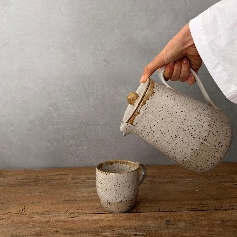 BOHEMIAN White Keramikkanne 1,5 l aus weißem Steinzeugton mit Spots, weiße Glasur, beim Ausgießen