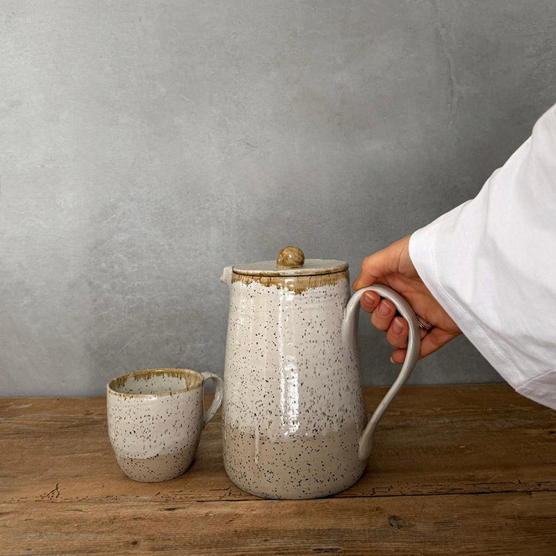 BOHEMIAN White Kanne mit Deckel, Seitenansicht und passende Kaffeetasse , weißer Ton mit Spots, Unikat aus Handarbeit