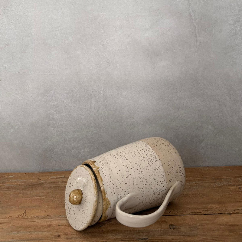 Handgemachte BOHEMIAN White Steinzeugkanne mit Deckel,liegend, weiße Glasur, gesprenkelter Ton