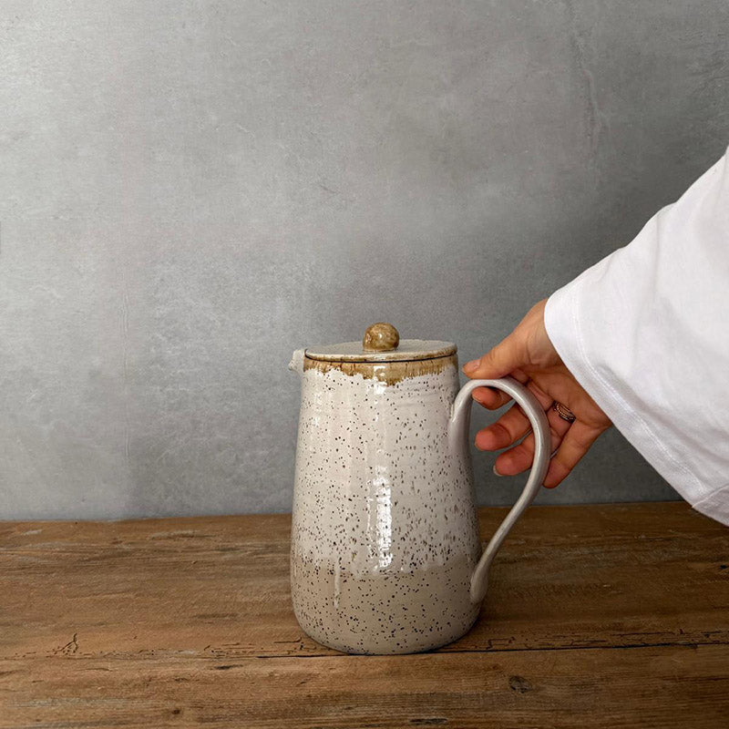 BOHEMIAN White Kanne mit Henkel, weißes Steinzeug mit Spots, handgefertigt, 1,5 Liter