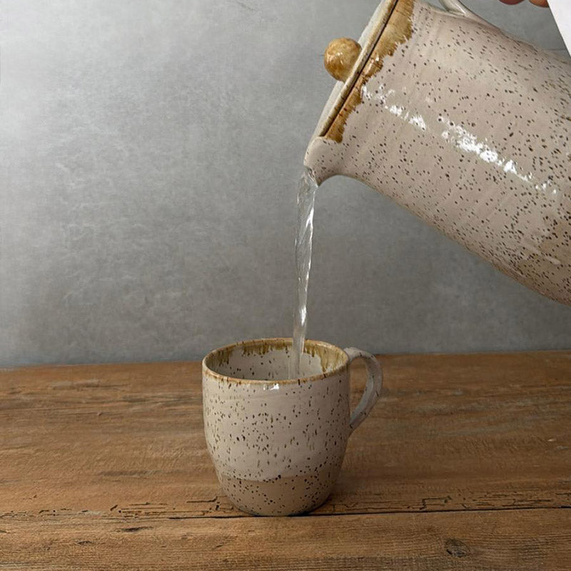 OHEMIAN White Keramikkanne beim Ausgießen, weißer Ton mit Spots und weißer Glasur