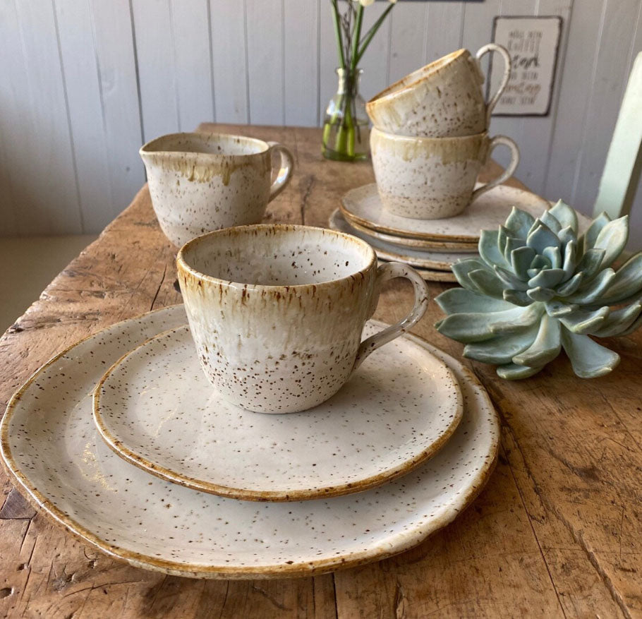 Dessertteller, Untertasse und Kaffee- oder Teetasse aus der Serie Bohemian white