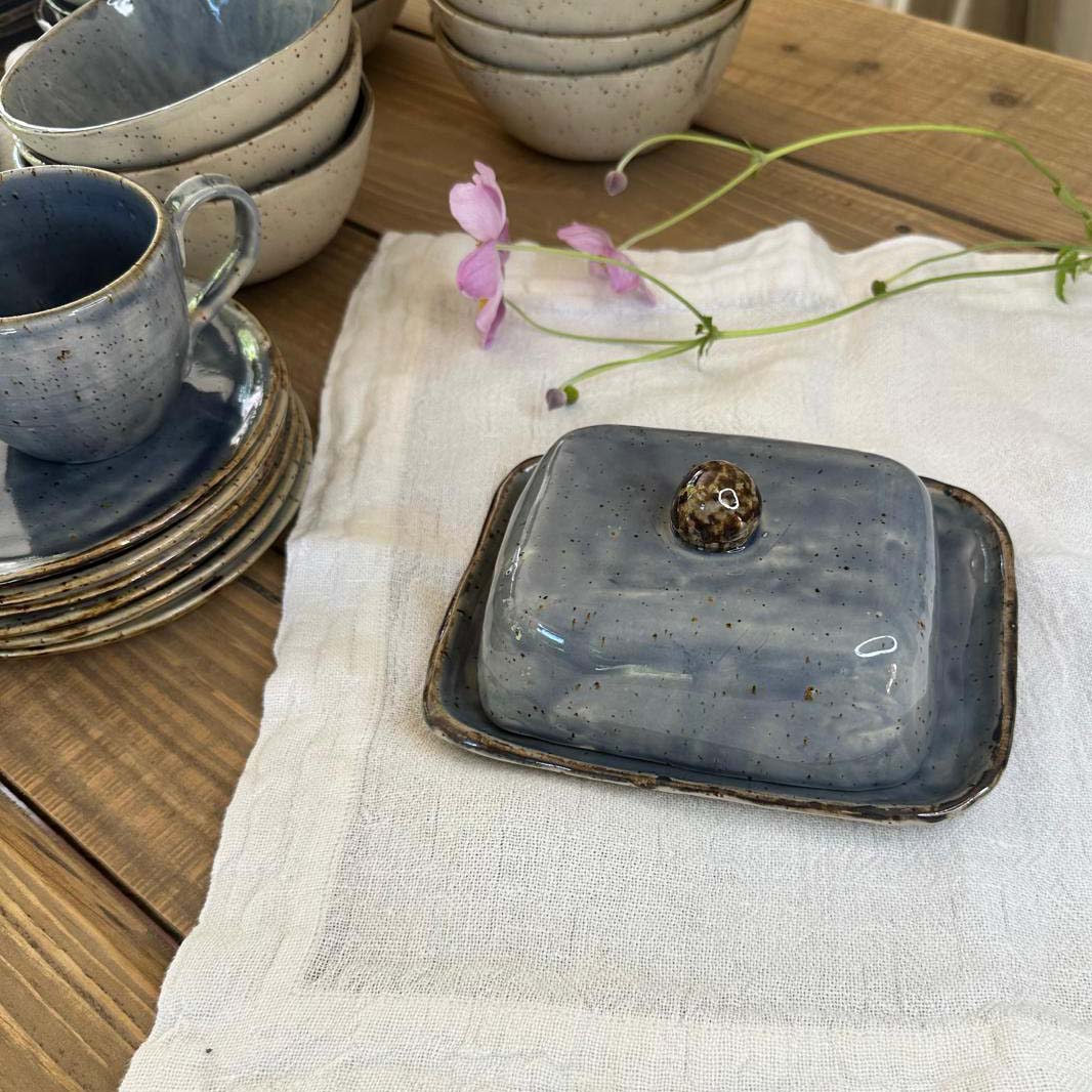 Blaue, eckige Keramik Butterdose, und Geschirr von Bohemian Blue