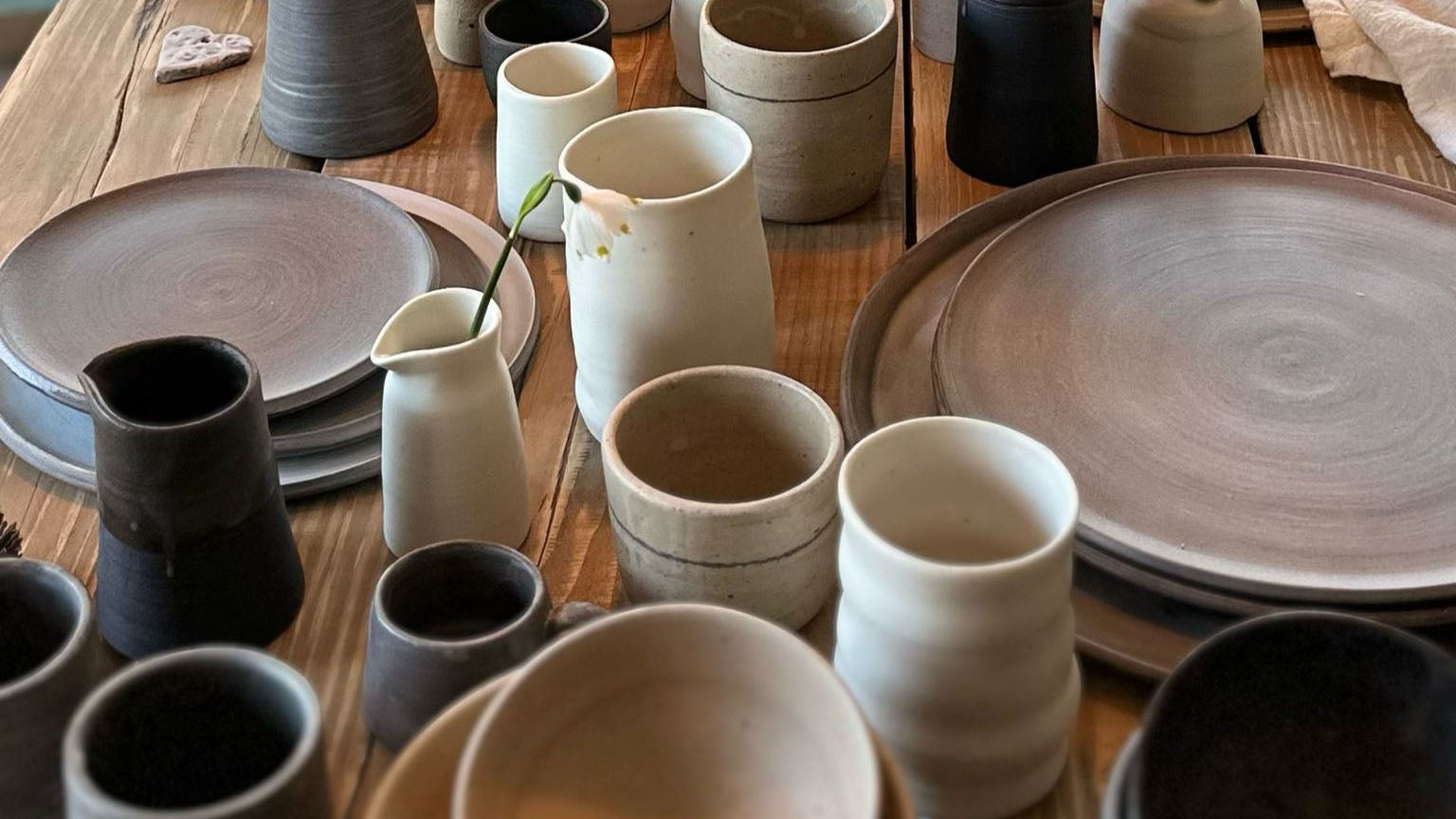 Tisch mit getöpfertem Geschirr