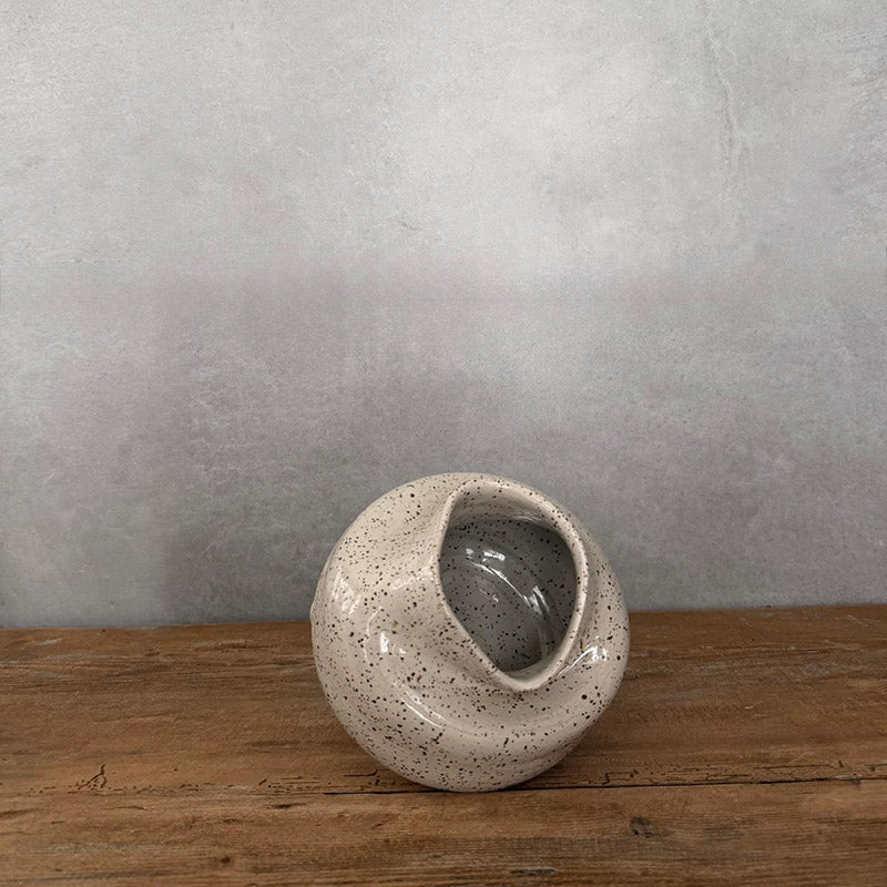 auf der Seite liegende BOHEMIAN White Vase, weiß mit Punkten