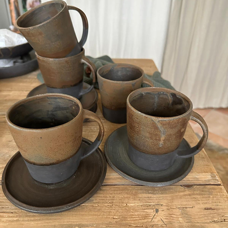 Handgedrehte AREIA Negra Kaffeetassen mit Untertassen, matte Oberfläche, FRANZART Keramik