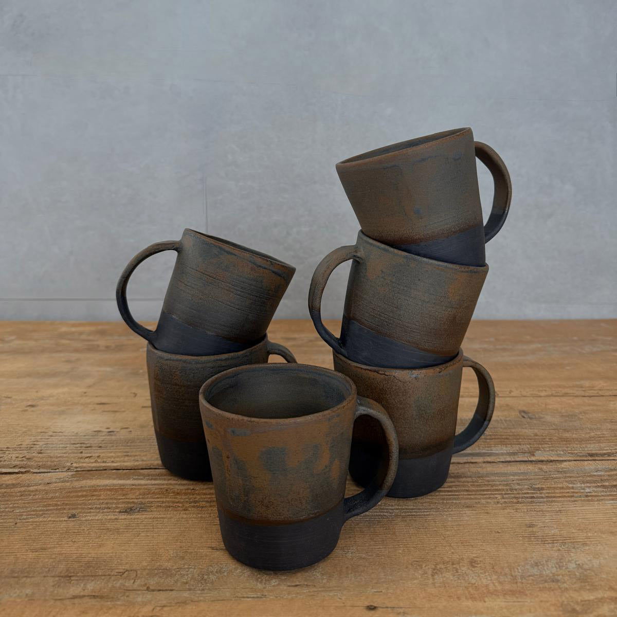 AREIA Negra Keramikbecher mit Henkel, schwarz und braun oldfinished, handgemachtes Steinzeug, 6 Stück