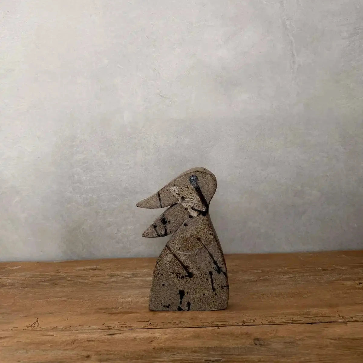 Keramikosterhase in grau mit weiß und schwarz - FRANZARTKERAMIK