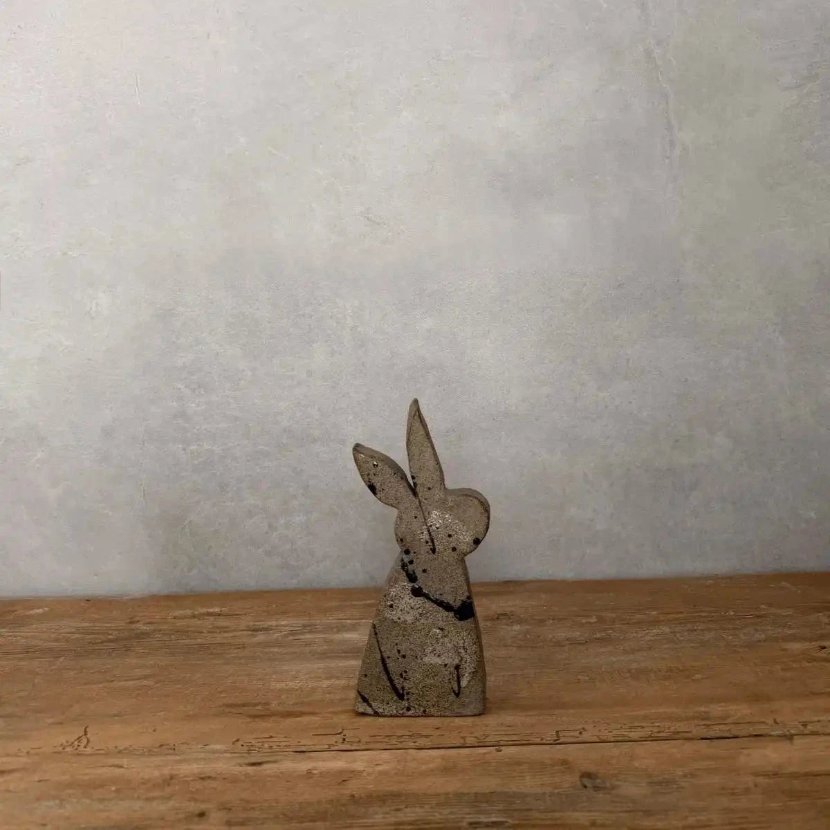 Keramikosterhase in grau mit weiß und schwarz - FRANZARTKERAMIK