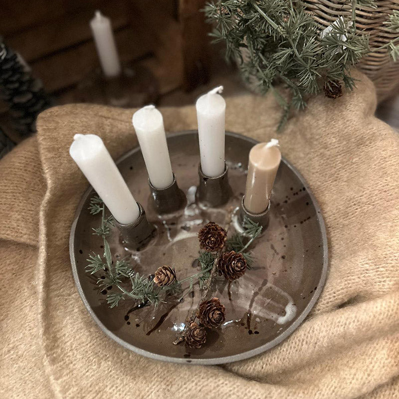 Adventsschale aus Steinzeug mit transparenter Glasur, Sprenkeldekor und eingesetzten Stabkerzen auf einem weihnachtlich gedeckten Tisch
