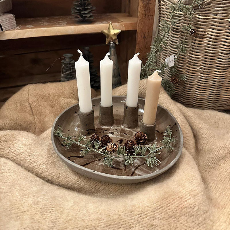 Detailaufnahme der Keramik Adventsschale mit gesprenkelter Glasur und vier Kerzenhaltern für Stabkerzen Ø 2,2 cm