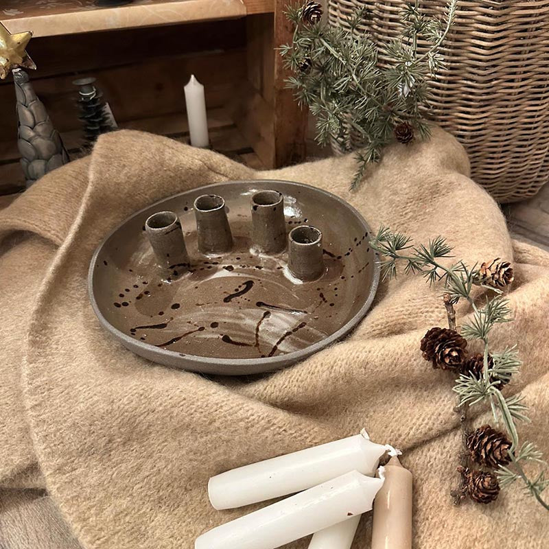 andgefertigte Adventsschale mit vier integrierten Kerzenhaltern als moderner Adventskranz aus Keramik