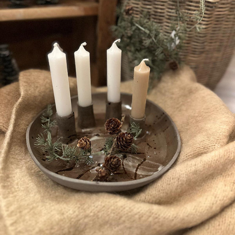 Keramik Adventsschale Unikat mit gesprenkelter Glasur und unglasiertem Fuß, im Einsatz mit 4 Stabkerzen, Höhe 11 cm als natürliche Adventsdeko mit Zapfen und Lärchenzweig