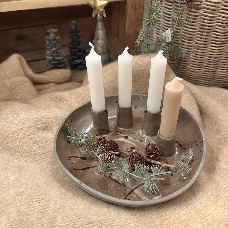 Runde Adventsschale aus graubraunem Steinzeug mit lebendigem Spritzdekor und dezent glänzender Oberfläche