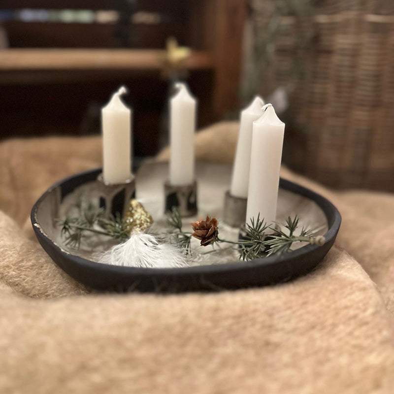 Detailfoto der Adventsschale Keramik mit weiß glasierter Innenfläche und integrierten Kerzenhaltern Ø 2,2 cm