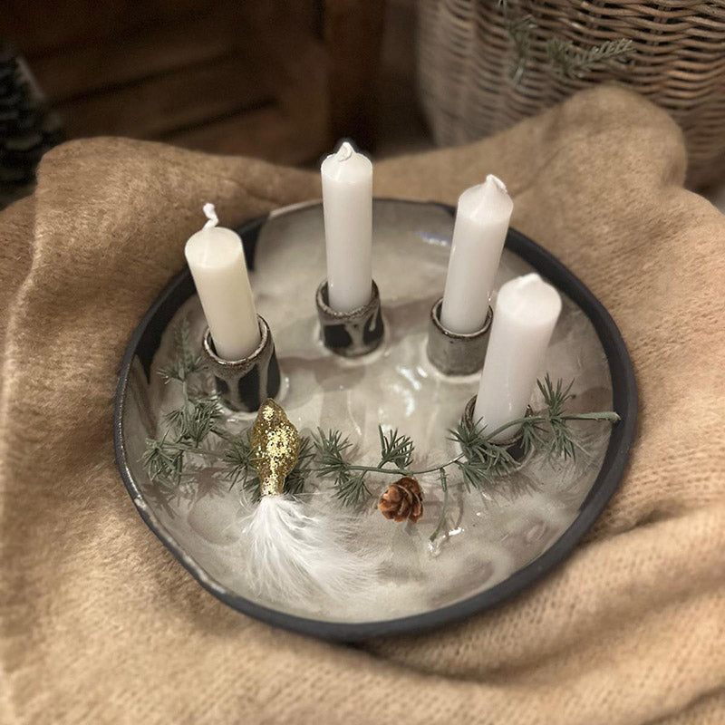 Handgemachte Adventskranz Schale aus schwarzem Steinzeug, innen weiß glasiert, mit vier Haltern für Stabkerzen