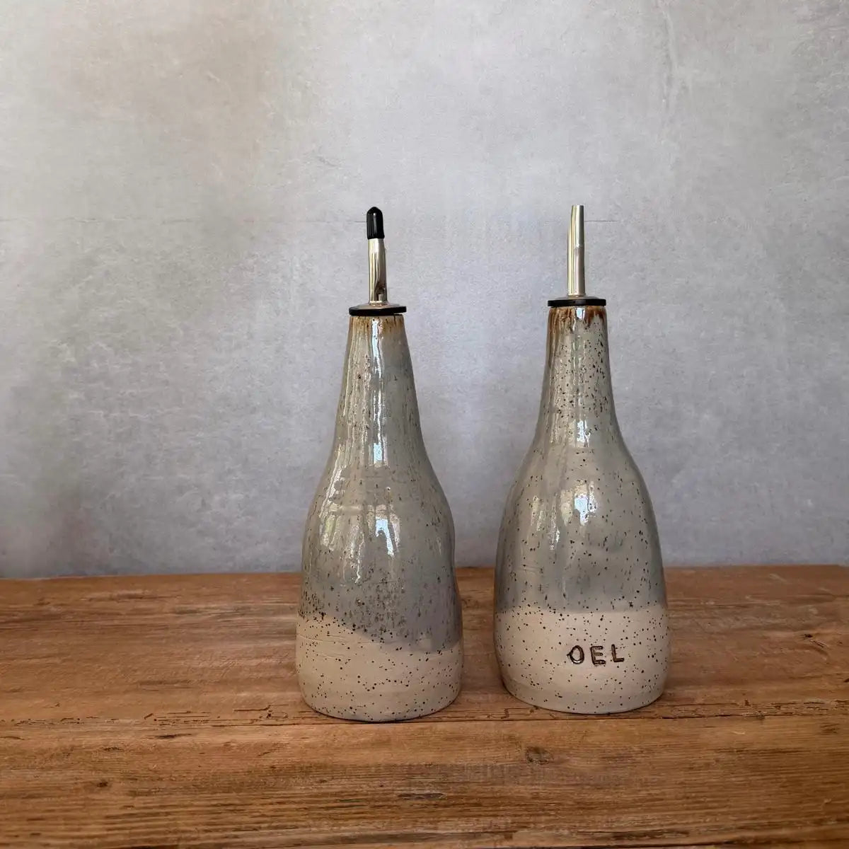 BOHEMIAN Grey Keramik Öl- & Essigspender auf einem Holztisch, stilvoll und handgefertigt.