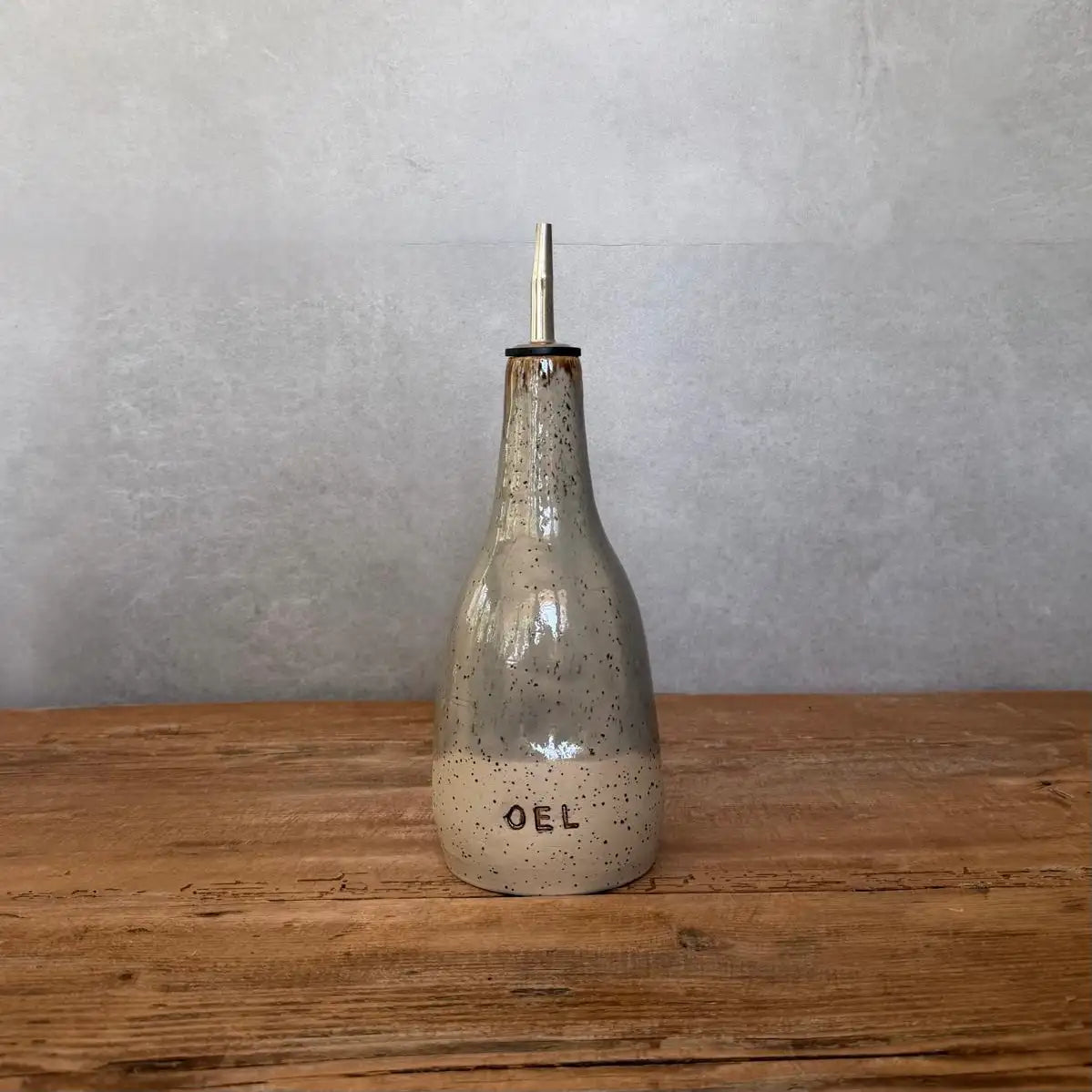 BOHEMIAN Grey Keramik Öl- & Essigspender auf Holzuntergrund mit Öl-Beschriftung.