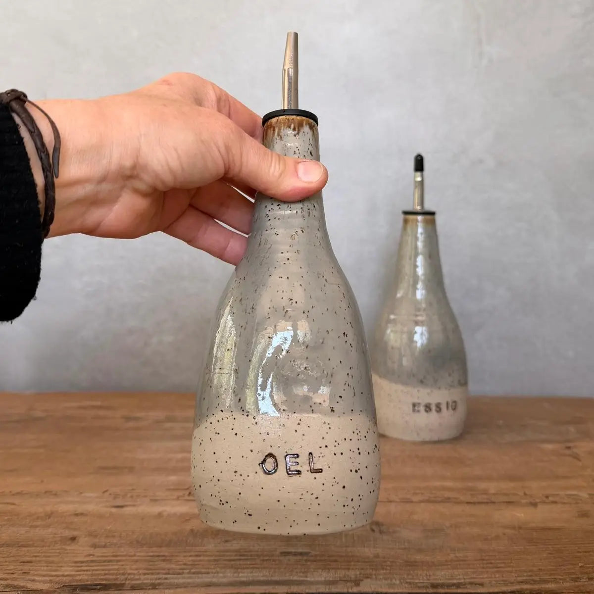 BOHEMIAN Grey Keramik Öl- & Essigspender in Hand mit Schrift ÖL und ESSIG auf den Flaschen