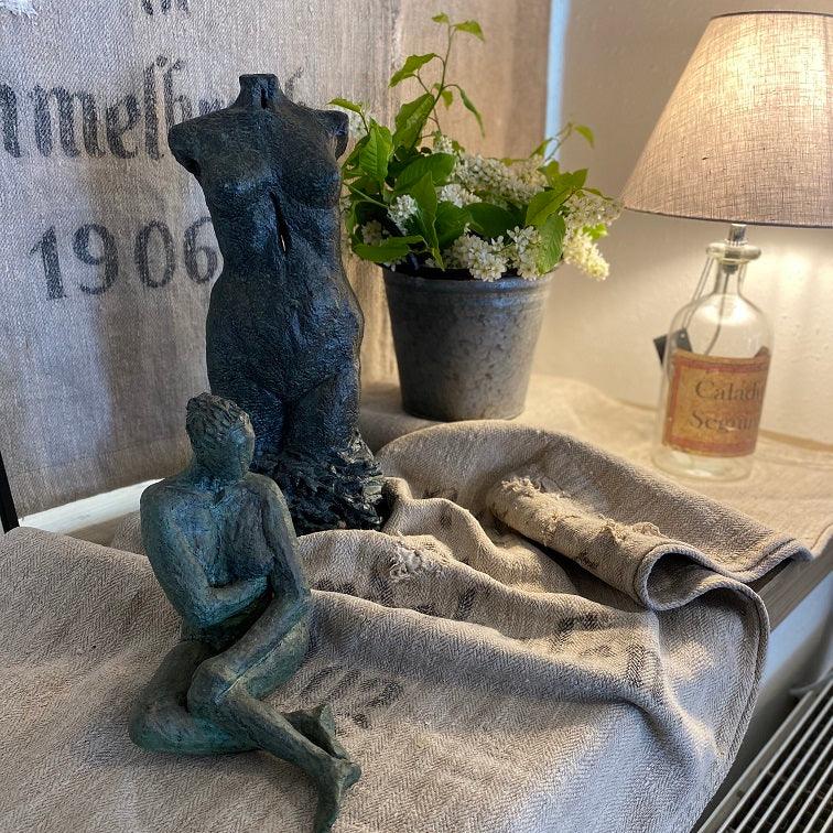 Dame in Bronze, sitzend