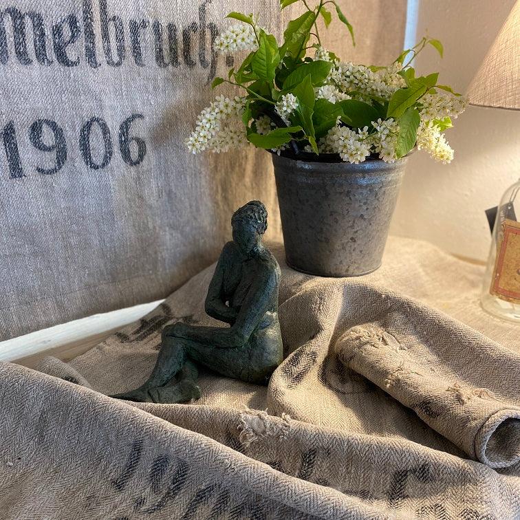 Dame in Bronze, sitzend