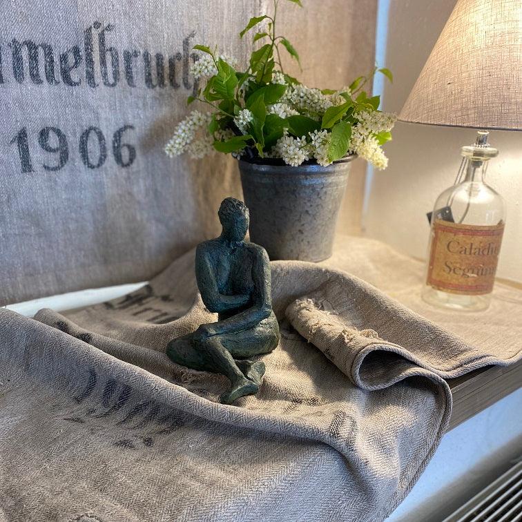 Dame in Bronze, sitzend