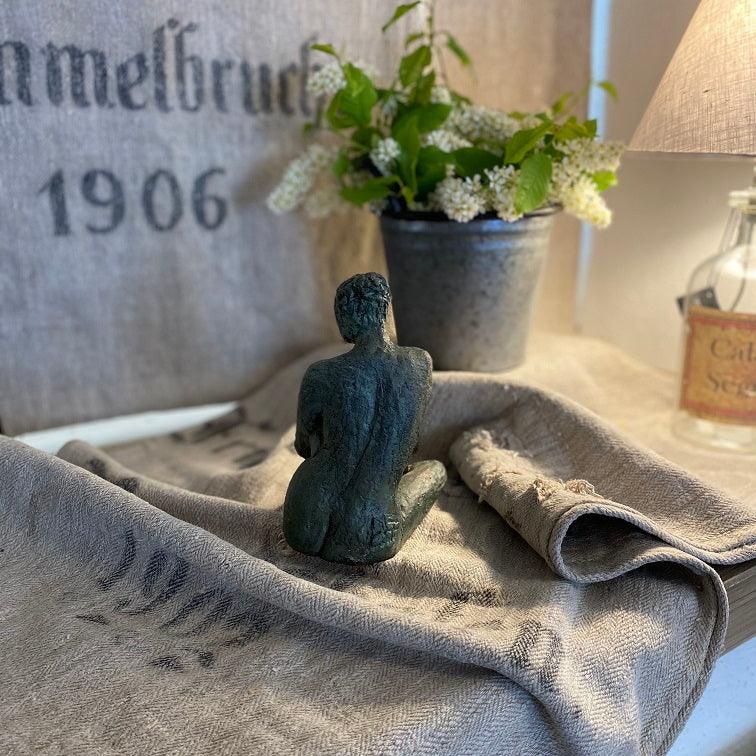 Dame in Bronze, sitzend