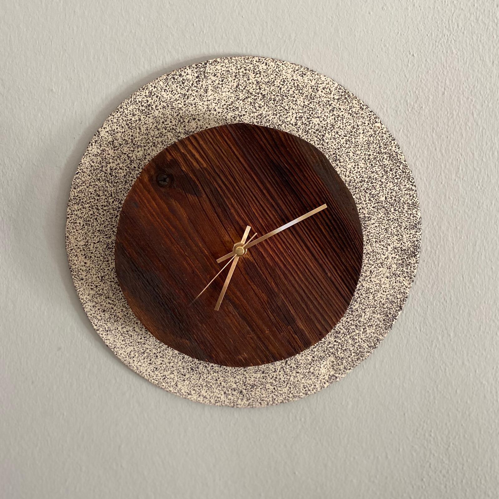 Wanduhr, Keramik mit Antikholz kombiniert. Ø: 31 cm, Tiefe 5 cm, Holz: Antikholz Ø 20 cm,