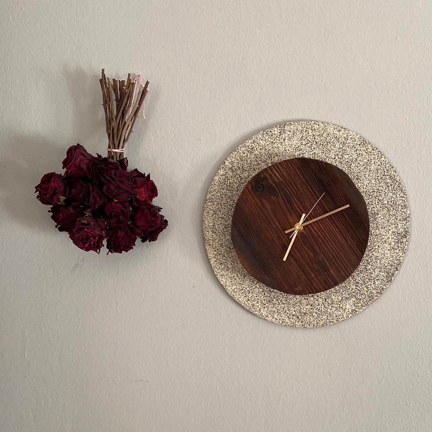 Wanduhr, Keramik mit Antikholz kombiniert. Ø: 31 cm, Tiefe 5 cm, Holz: Antikholz Ø 20 cm,